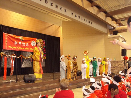 一年級(jí)學(xué)童由體育老師范契爾(左一)帶領(lǐng),演繹“十二生肖”的由來。(美國(guó)《世界日?qǐng)?bào)》/陳幸蘋