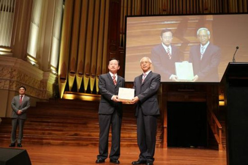 昆士蘭華人聯(lián)合會顧問劉耀文先生代表昆士蘭華人聯(lián)合會接受國僑辦贈送禮品