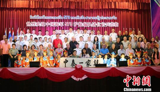 編隊(duì)官兵與學(xué)校師生代表合影。曾行賤