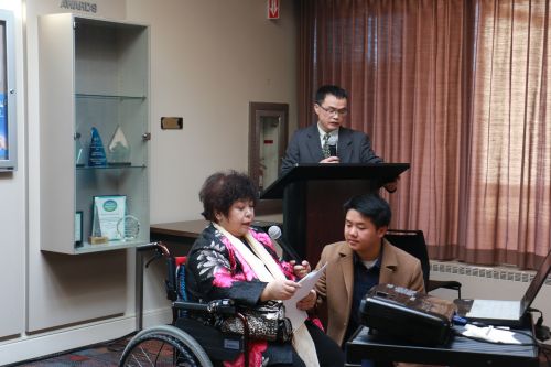 著名畫家秦百蘭在孔子學(xué)院介紹中國(guó)畫(美國(guó)《僑報(bào)》/詩(shī)喬