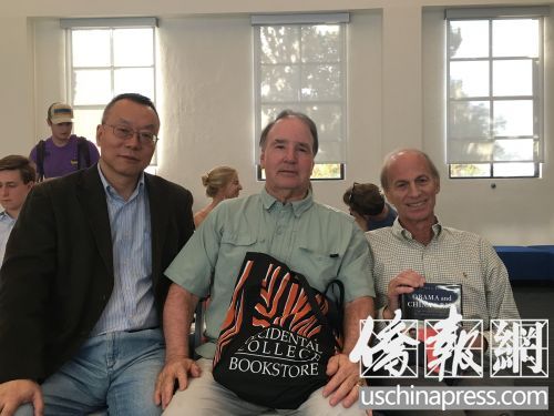 洛杉磯西方學(xué)院尹曉煌(左一)教授接受采訪。(美國《僑報(bào)》/聶達(dá)