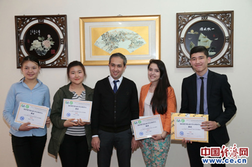 加索爾與其獲獎(jiǎng)學(xué)生合影。中國(guó)經(jīng)濟(jì)網(wǎng)記者