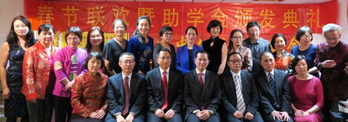 圖為英國(guó)中文教育促進(jìn)會(huì)副會(huì)長(zhǎng)合影。(來源:法國(guó)《歐洲時(shí)報(bào)》英國(guó)版)