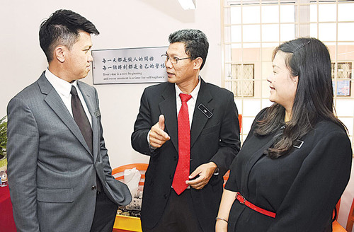 張盛聞(左)在會議后,繼續(xù)聆聽與會者的意見。