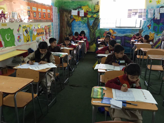 考試過程中學生認真答題