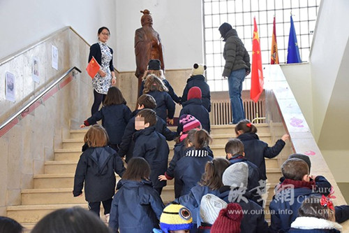 萊昂大學(xué)孔子學(xué)院教師為學(xué)生介紹孔子雕像