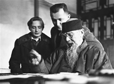 何德理夫婦在觀看齊白石作畫。何志達(dá)供圖