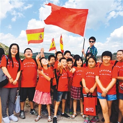 圖為李小樂(左一)和她的學(xué)生們