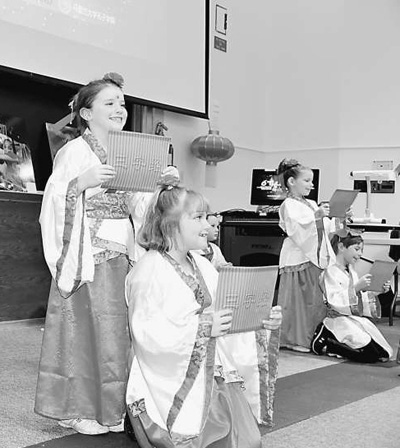 馬里蘭州西城小學(xué)的學(xué)生正在朗誦《三字經(jīng)》。人民日報(bào)記者