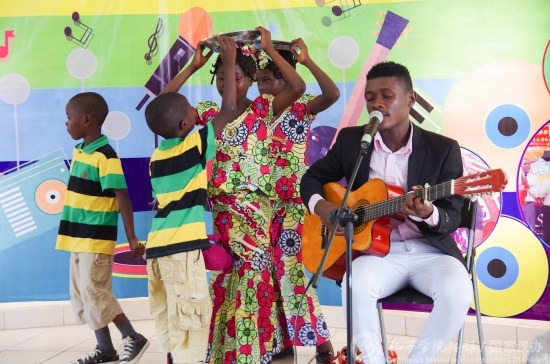 第三屆“喀麥隆好聲音”中文歌曲大賽冠軍得主大成(右一)在表演節(jié)目