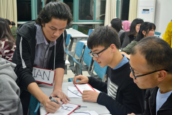 印尼語(yǔ)教師在為學(xué)員們?nèi)∮∧崦?/