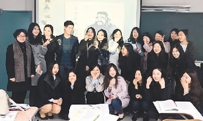 本文作者(左)與航空班學(xué)生在一起