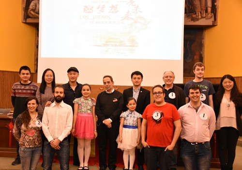 評(píng)委和參賽選手合影留念(西班牙《歐華報(bào)》/劉暢