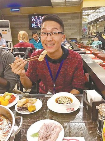 范明德很喜歡在重慶的生活。(受訪者供圖)