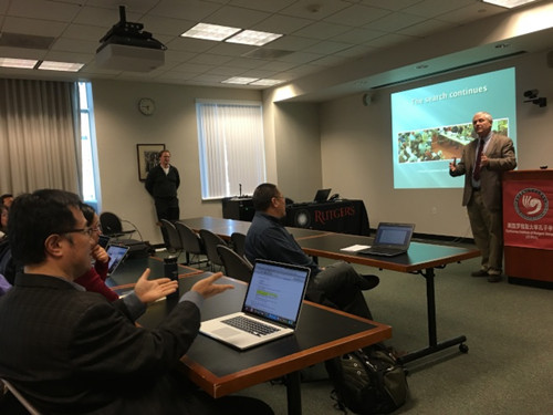 羅格斯大學(xué)教授宋偉杰(后右)與齊慕實教授(前立)交流討論。(美國《世界日報》/劉亮吟