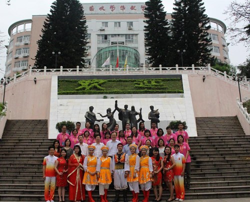 全體學(xué)員和老師們?cè)凇拔逯迣W(xué)子”銅像前合影留念