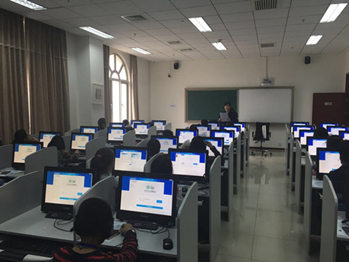 圖為主考宣讀考試指導語