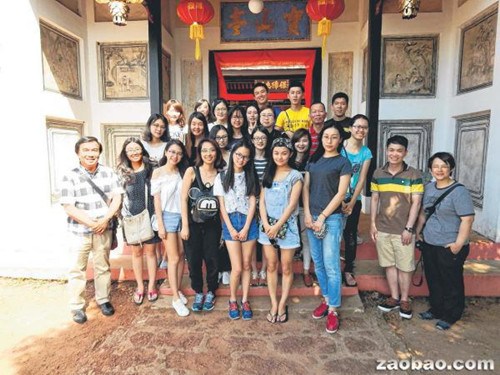 20名修讀明史課程的國大中文系學生,參觀馬六甲古跡后留影。