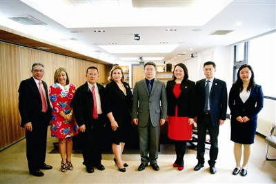 巫俊輝(左三)攜巴拿馬大學(xué)高層到訪孔子學(xué)院總部和國(guó)家漢辦時(shí)的合照。圖片由巫俊輝提供