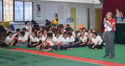 80歲團(tuán)長莊榮箴主持啦啦操比賽