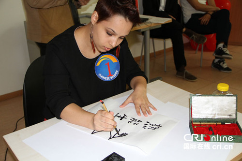 參賽選手在才藝表演環(huán)節(jié)展示書法