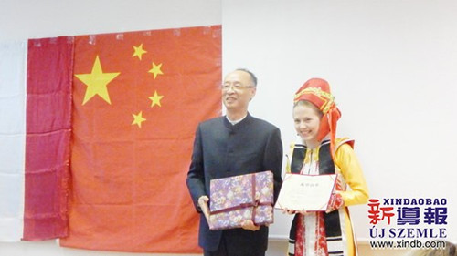 駐匈使館教育組負(fù)責(zé)人吳華為一等獎(jiǎng)選手李可頒發(fā)證書及獎(jiǎng)品。