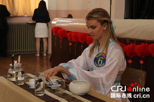 參賽學(xué)生現(xiàn)場表演茶道