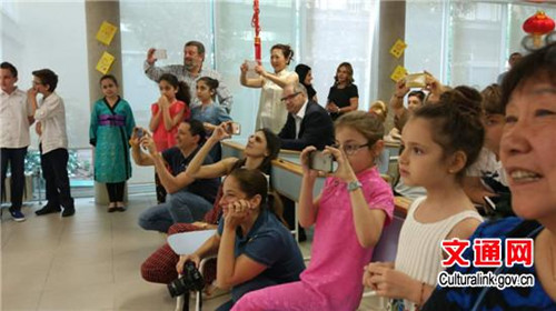 熱情的觀眾紛紛用手機(jī)拍照(攝影:陳中林)