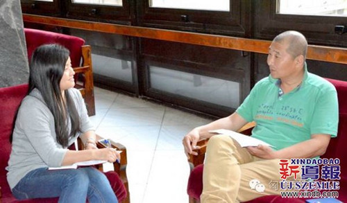 于德斌(右)接受記者金曉曉(左)采訪。(匈牙利《新導(dǎo)報(bào)》/楊山