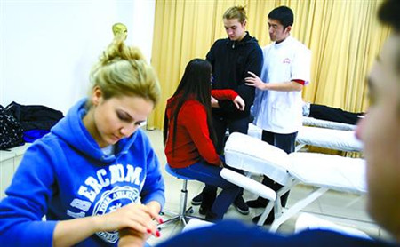 留學(xué)生練習(xí)推拿和功法