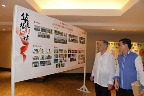 陳永栽博士和黃端銘常務(wù)副主席觀看展板