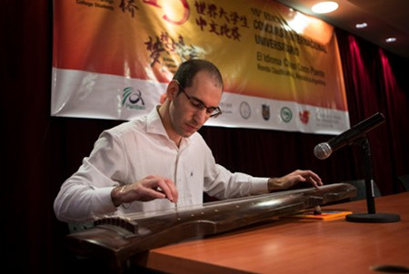 選手馬超彈奏古琴