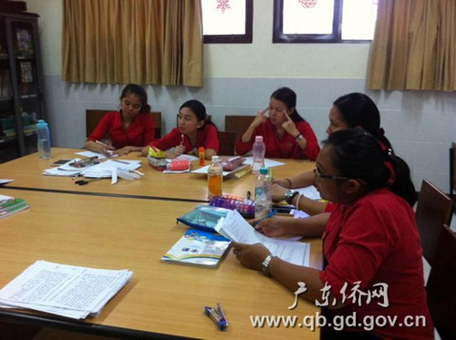 老師們認真練習朗讀