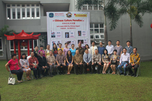 參加開營式嘉賓與大樂園老師合影