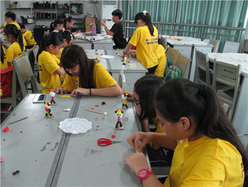 營(yíng)員們?cè)谥谱餍⌒茇?/