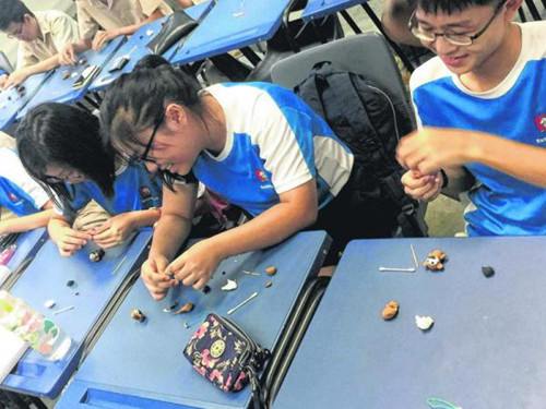 在面塑工作坊,一只只可愛的小猴子正在同學(xué)們的手里成型。(南洋初院提供圖片)