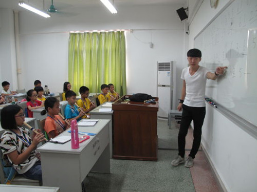 營(yíng)員們?cè)趯W(xué)習(xí)認(rèn)識(shí)樂(lè)譜