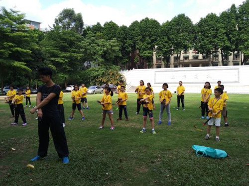 姚燦波老師在示范雙節(jié)棍動作
