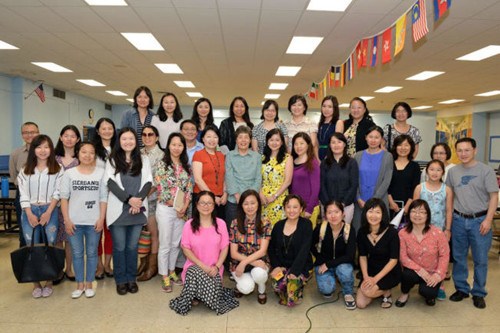 教育家王雙雙(二排左六)和部分與會者及來賓合影。(華夏密爾本中校提供)