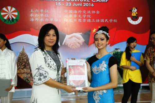 鄧玉華為營員頒發(fā)結(jié)業(yè)證書