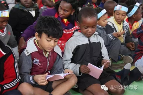 學生們翻看自己做的書(圖