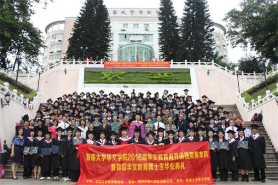 全體畢業(yè)生在“五洲學(xué)子”像前留影。