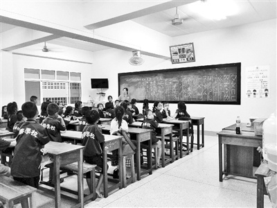 泰國學生在上華文課。