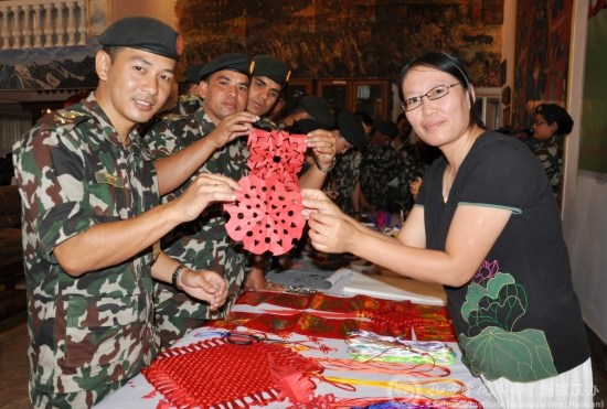 軍官學(xué)習(xí)剪紙