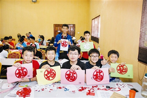 營(yíng)員們展示剪紙作品。