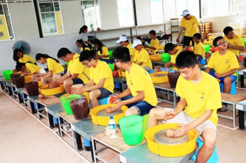 營員們正在進(jìn)行紫陶拉坯體驗(yàn)。