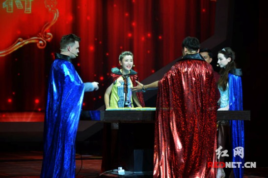 沖關(guān)團(tuán)和主播團(tuán)在舞臺(tái)上搓起“漢字麻將”。