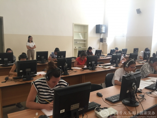 HSK一級(jí)考試現(xiàn)場(chǎng),考生正進(jìn)行聽(tīng)力測(cè)試