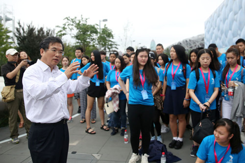 劉春鋒看望水立方杯選手