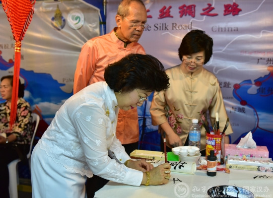 普吉市市長許德懿寫下“我”字